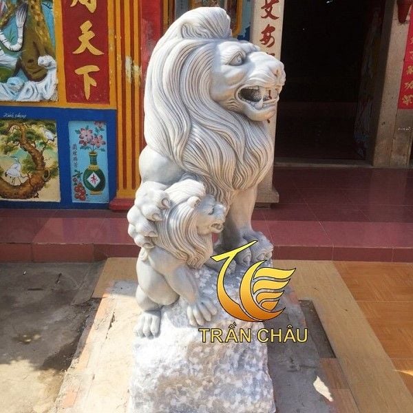 Tượng sư tử đá mang đến một vẻ đẹp uy nghiêm và sang trọng, thường được đặt tại các công trình kiến trúc lớn