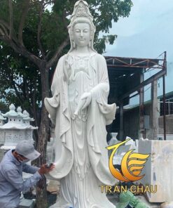 Tượng Phật Bà Quan Âm Đứng Ở Chùa Đà Nẵng