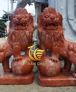 Tượng Sư Tử Đá Granite Đỏ Đứng Trên Bi Đá