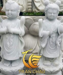 Tượng Thiện Tài Đồng Tử Đứng Tựa Đài Sen Đà Trắng